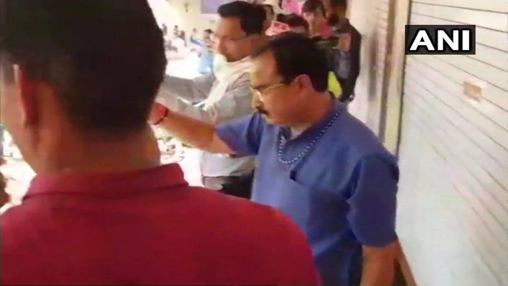 भारत बंद: जबरन दुकानें बंद कराते पकड़ाए बीजेपी विधायक भारत बंद: जबरन दुकानें बंद कराते पकड़ाए बीजेपी विधायक