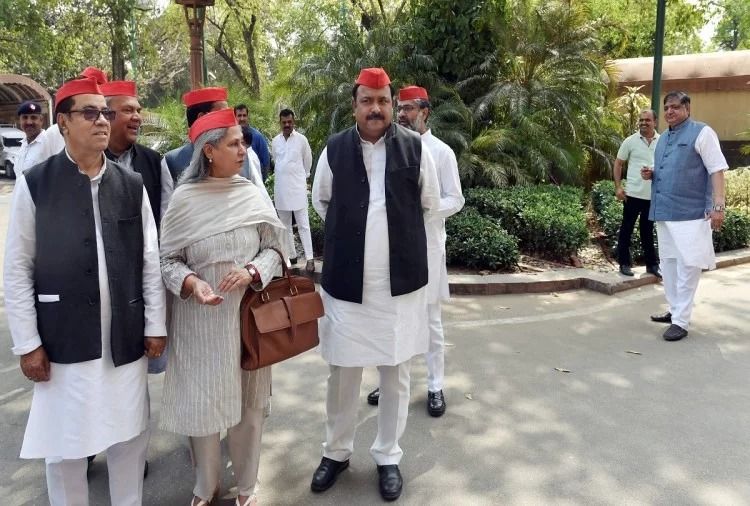 दूर खड़े होकर नरेश अग्रवाल को देखना पड़ा लाल टोपी का जश्न