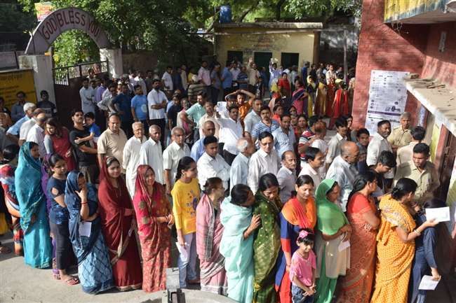 कानपूर -तीन बजे तक 40.30 प्रतिशत वोटिंग, हंगामा करने पर भाजपा नेता पर मुकदमा कानपूर -तीन बजे तक 40.30 प्रतिशत वोटिंग, हंगामा करने पर भाजपा नेता पर मुकदमा