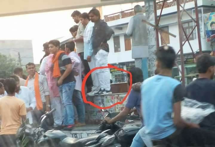 इटावा- मोदी सरकार के 4 साल पूरे होने के जश्न मे सदर विधायिका सरिता भदौरिता व जिलाध्यक्ष शिव महेश दुबे की उपस्थिति मे भाजपाई जूते पहनकर चढे सरदार पटेल की प्रतिमा पर।।