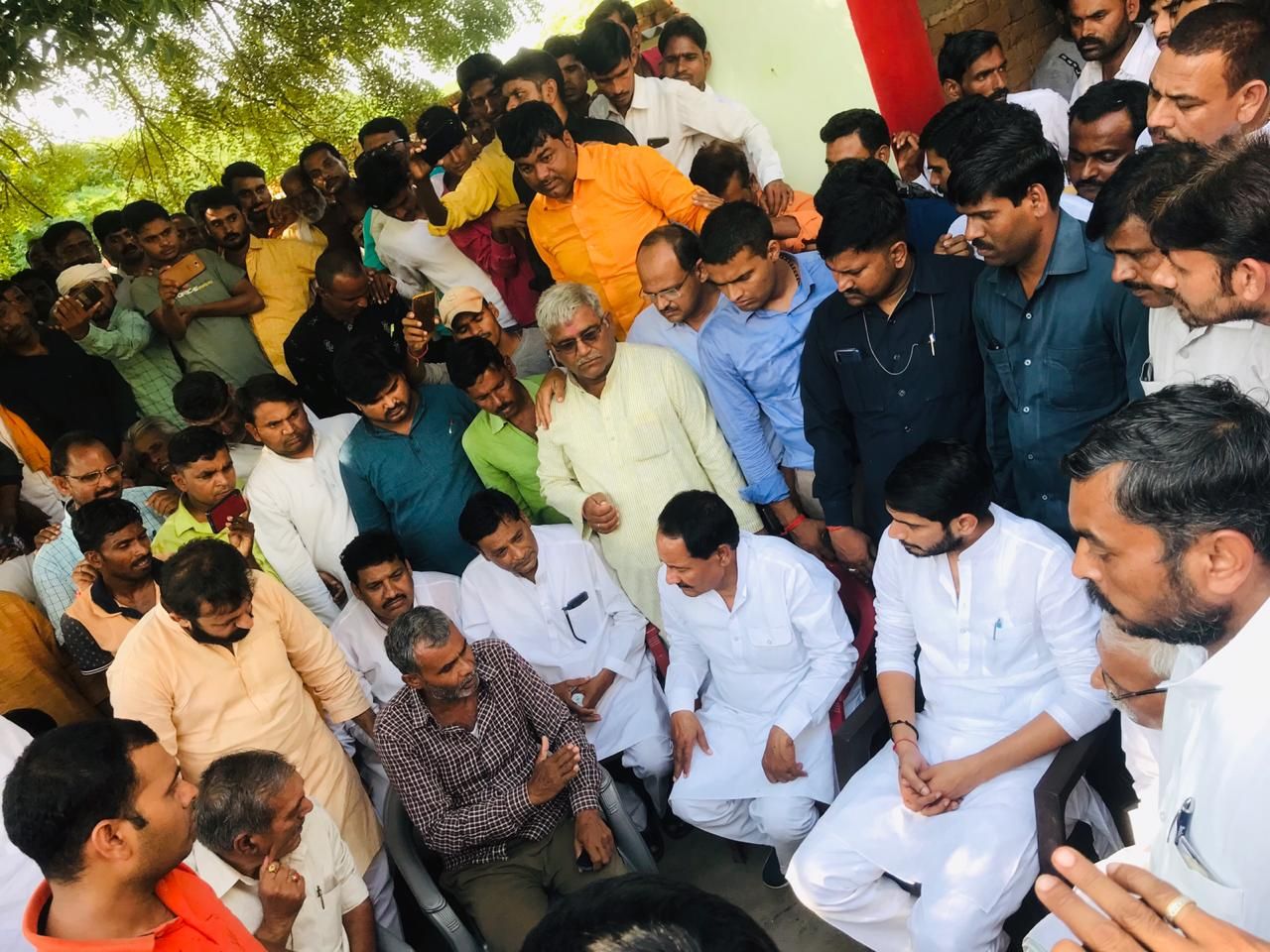 स्व० पुष्पेन्द्र यादव के परिजनों से मिला प्रसपा प्रतिनिधिमंडल स्व० पुष्पेन्द्र यादव के परिजनों से मिला प्रसपा प्रतिनिधिमंडल