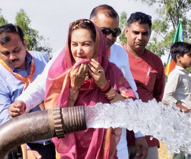 जया की अदा सबसे जुदा, पसीने-पसीने हुईं तो पंपिंग सेट पर ही मुंह धोया जया की अदा सबसे जुदा, पसीने-पसीने हुईं तो पंपिंग सेट पर ही मुंह धोया