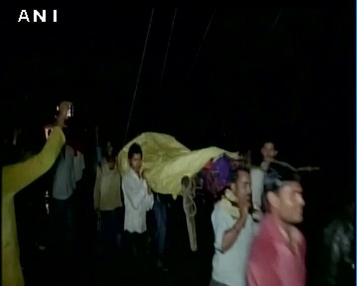 सीहोर (MP): ऐम्बुलेंस उपलब्ध न होने के चलते गांववाले एक व्यक्ति के शव को चारपाई पर ही ले गए। प्रशासन के मुताबिक बारिश के बाद पानी भरने के कारण ऐम्बुलेंस में हुई देरी। सीहोर (MP): ऐम्बुलेंस उपलब्ध न होने के चलते गांववाले एक व्यक्ति के शव को चारपाई पर ही ले गए। प्रशासन के मुताबिक बारिश के बाद पानी भरने के कारण ऐम्बुलेंस में हुई देरी।