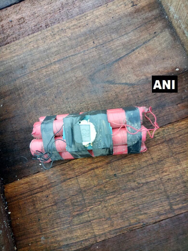 गुजरात: राजकोट जिले के मेटोदा गांव में एक बम पाया गया है। मौके पर पुलिस और बम निरोधक दल मौजूद हैं : विजय तिवारी