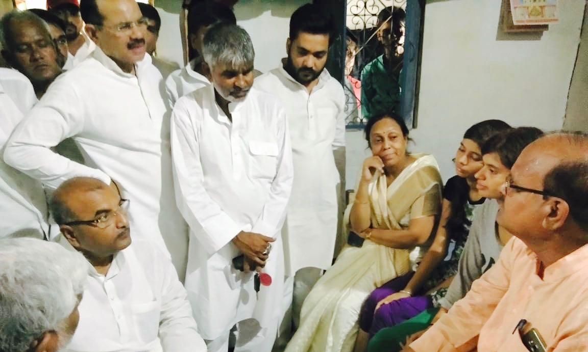 थाने में रामजी मिश्रा की मौत: अखिलेश के निर्देश पर ललई पहुँचे मृतक के घर,परिवार के दर्द देखकर निकले आँसू