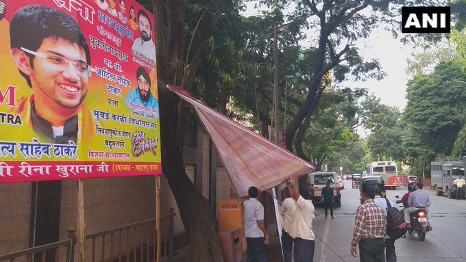 BMC ने मातोश्री के बाहर से हटाए CM आदित्य ठाकरे वाले होर्डिंग्स BMC ने मातोश्री के बाहर से हटाए CM आदित्य ठाकरे वाले होर्डिंग्स