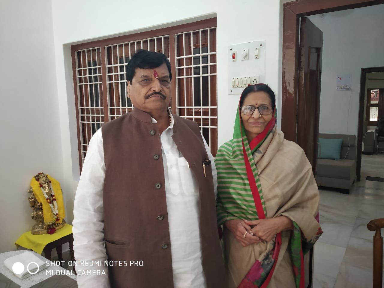 इटावा- अपनी इकलौती बहिन कमला देवी से टीका करवाने पहुँचे पूर्व मंत्री शिवपाल सिंह यादव