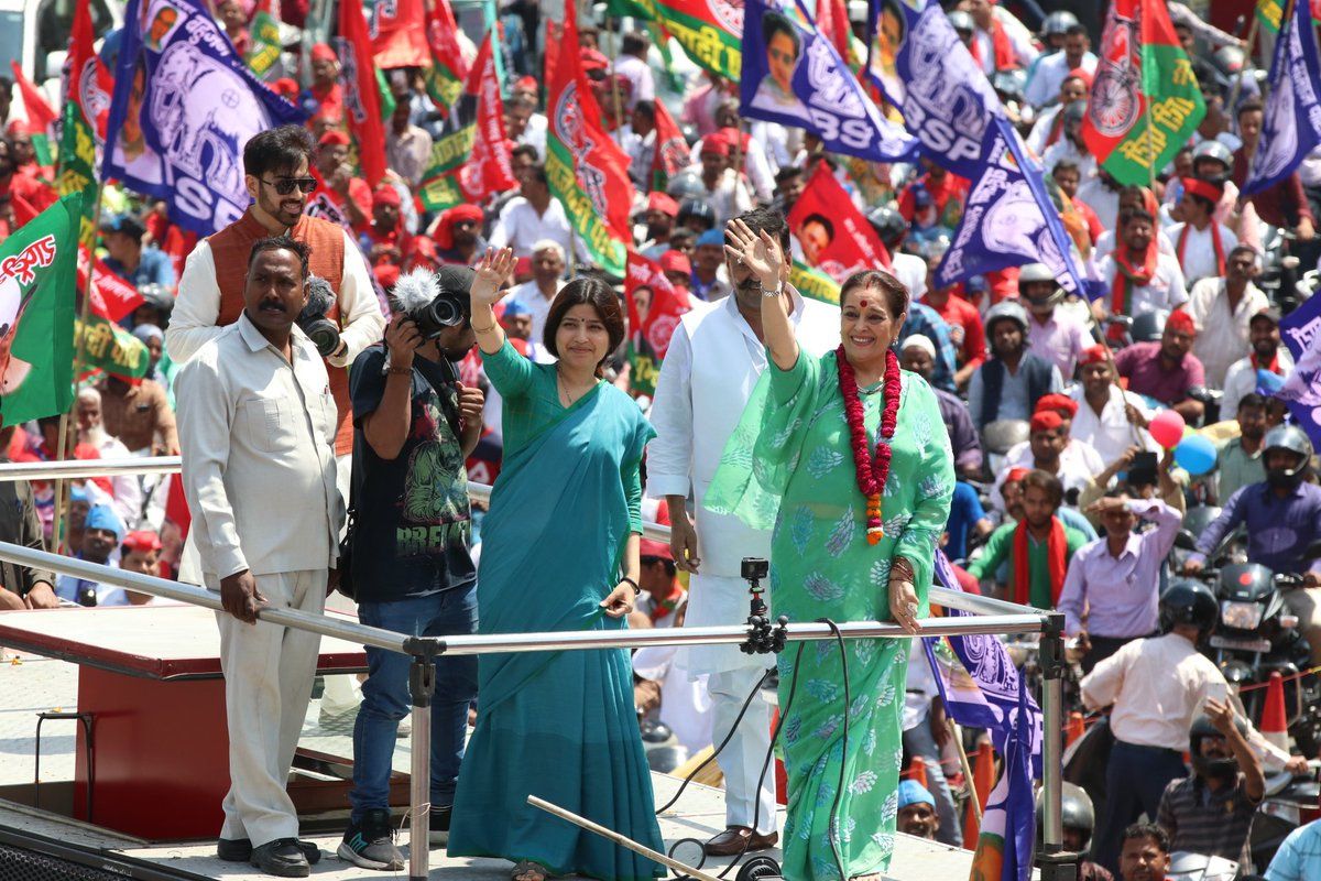 नामांकन के बाद पूनम सिन्हा ने किया रोडशो, डिंपल यादव साथ में नामांकन के बाद पूनम सिन्हा ने किया रोडशो, डिंपल यादव साथ में