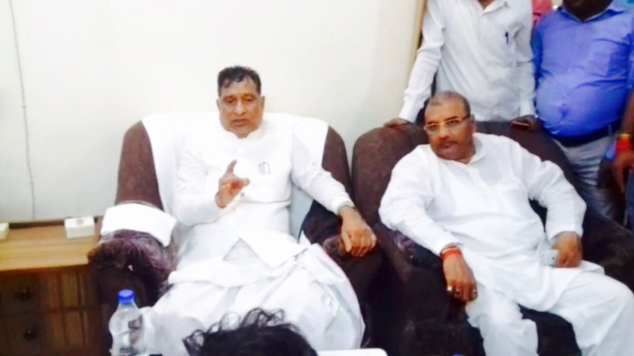 रामगोविंद चौधरी का बीजेपी पर हमला,कहा- इशारे पर बेटियो के साथ पुलिस की बर्बरता रामगोविंद चौधरी का बीजेपी पर हमला,कहा- इशारे पर बेटियो के साथ पुलिस की बर्बरता