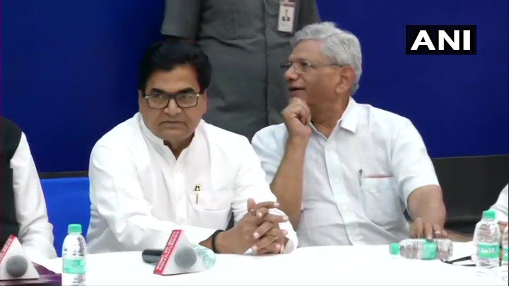 दिल्ली: बैठक में 19 विपक्षी दलों (कांग्रेस, एसपी, टीडीपी, बीएसपी, टीएमसी, आरजेडी, जेडीए, सीपीआई, सीपीएम, एनसीपी और डीएमके) के नेता शामिल हुए, विपक्षी दलों की बैठक खत्म