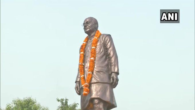 पूर्व वित्त मंत्री अरुण जेटली की जन्म तिथि के मौके पर बिहार के मुख्यमंत्री नीतीश कुमार ने पटना में उनकी मूर्ति का आनावरण किया।