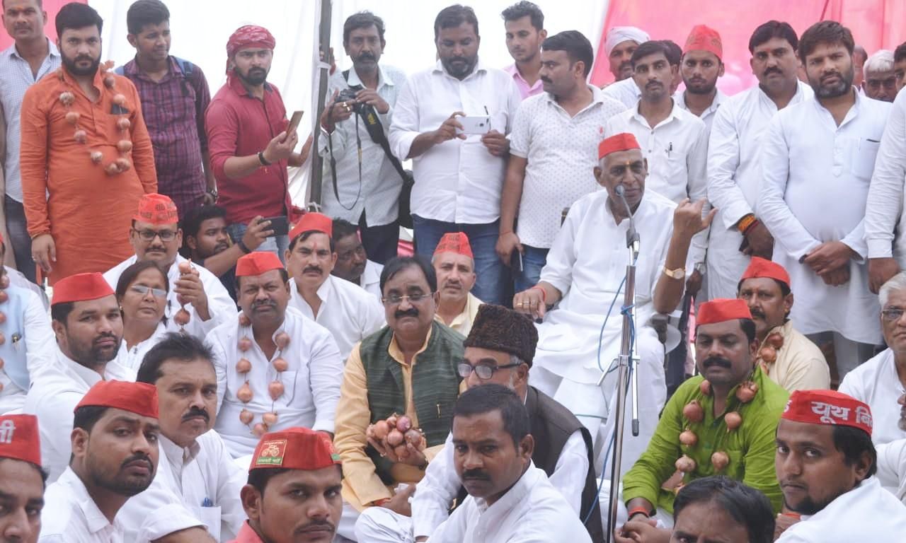 योगी ठोको निति और मोदी फेको निति पर चला रहे है सरकार :पारसनाथ यादव योगी ठोको निति और मोदी फेको निति पर चला रहे है सरकार :पारसनाथ यादव
