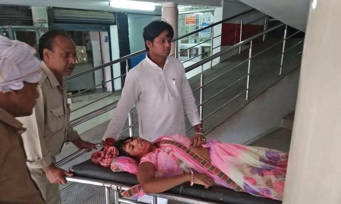 एक्सीडेंट में घायल महिला को पहुंचाया अस्पताल शोशल मिडिया पर लोगों ने दी बधाई एक्सीडेंट में घायल महिला को पहुंचाया अस्पताल शोशल मिडिया पर लोगों ने दी बधाई