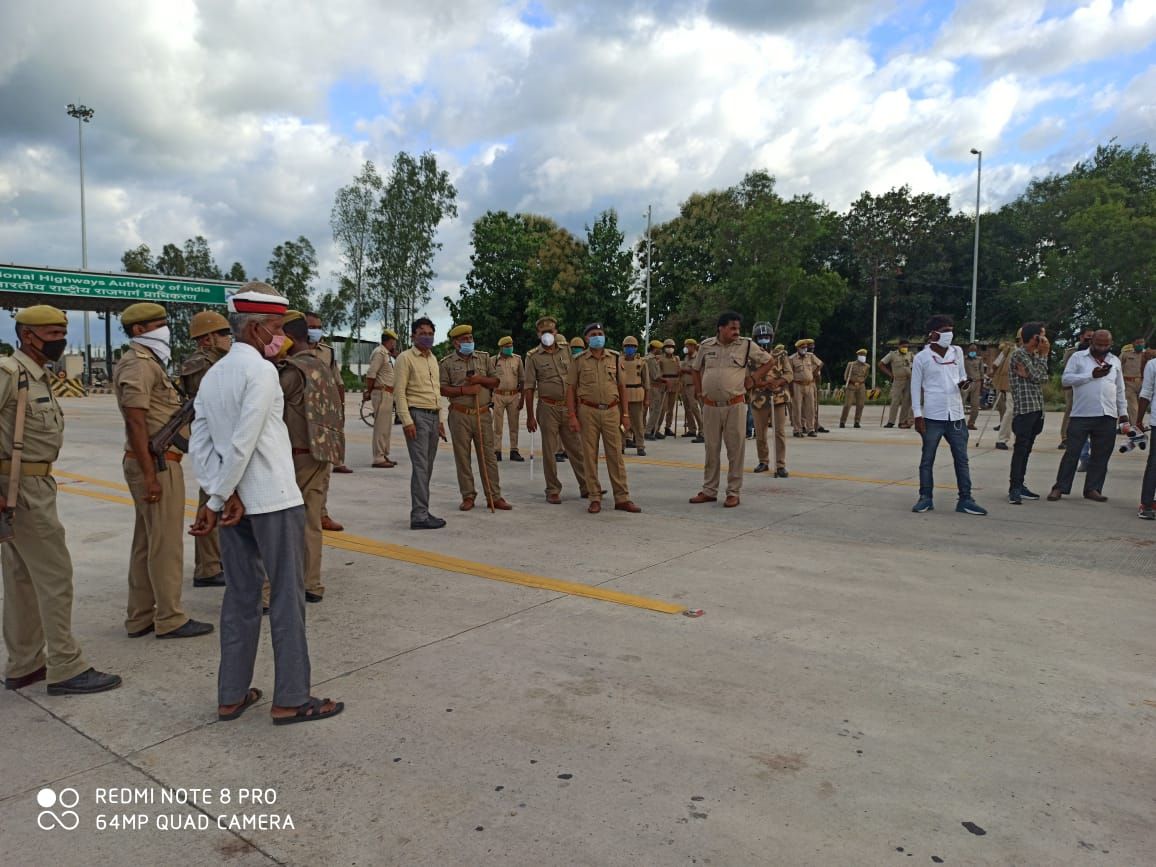 आजमगढ़ दलित प्रधान की हत्या के विरोध में घटनास्थल पर जा रहे चंद्रशेखर आजाद उर्फ रावण को पुलिस ने जनपद की सीमा लोहरा टोल प्लाजा पर रोका।मौके पर एसपी सहित कई थानों की पुलिस फोर्स मौजूद