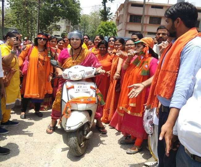 गोरखपुर में स्मृति ईरानी के नेतृत्व में निकली स्कूटी रैली, रवि किशन के पक्ष में बना रहीं माहौल गोरखपुर में स्मृति ईरानी के नेतृत्व में निकली स्कूटी रैली, रवि किशन के पक्ष में बना रहीं माहौल