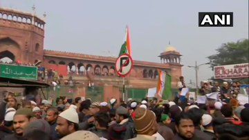 दिल्ली की जामा मस्जिद में एक बार फिर नागरिकता संशोधन एक्ट के खिलाफ विरोध प्रदर्शन शुरू हो गया है. सैकड़ों की संख्या में नमाज़ी CAA के खिलाफ विरोध प्रदर्शन कर रहे हैं.