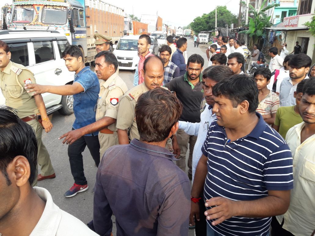 इटावा- NH2 पर बाइक सवार को कार ने रौंदा,बाइक सवार की मौके पर हुई मौत, मृतक लखना क्षेत्र का निवासी बताया जा रहा,थाना इकदिल क्षेत्र के पिलखर हाइवे की घटना