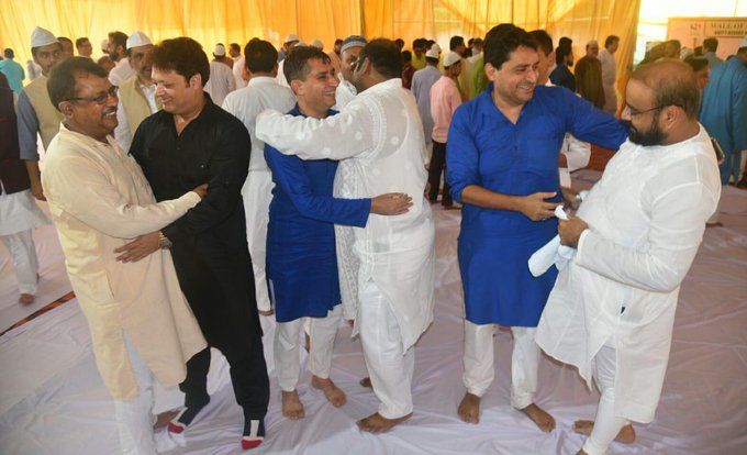 लखनऊ : बक़रीद के मौके पर शिया-सुन्नी समुदाय के लोगों ने एक साथ नमाज अता की और एकता का संदेश देते हुए एक दूसरे को बधाई दी।