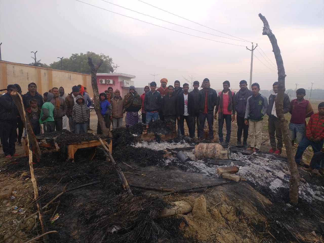 अराजक तत्वों ने एक चाय पान की बोगी में आग लगा दी