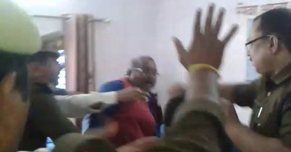 बहराइच : पूर्व विधायक ने तहसीलदार को चैंबर में मारा थप्पड़. नेता की दबंगई के विरोध में तहसील नानपारा कर्मचारी हड़ताल पर. आरोपी दिलीप वर्मा के खिलाफ एफआईआर दर्ज.