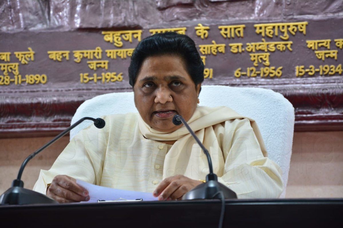 बसपा प्रमुख मायावती का बयान - गठबंधन के खिलाफ नही है लेकिन किसी भी पार्टी के साथ तभी गठबंधन करेगी जब सम्मानजनक सीटें मिलेगी, नहीं तो अपने दम पर चुनाव लड़ना बेहतर समझती हूँ।