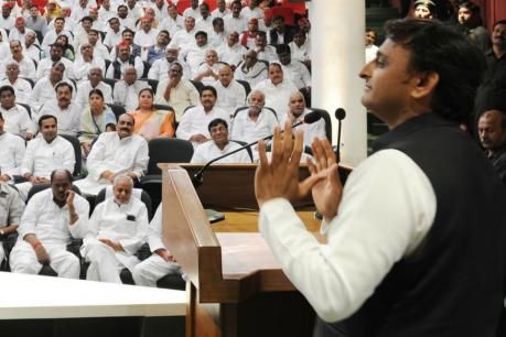 बलात्कारियों का बचाव कर रही है बीजेपी सरकार: अखिलेश यादव बलात्कारियों का बचाव कर रही है बीजेपी सरकार: अखिलेश यादव