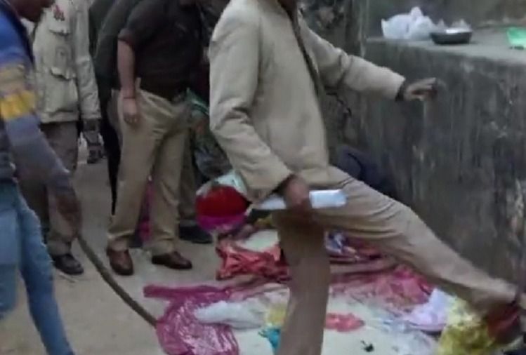 युवक को लात मारते एसएचओ का वीडियो वायरल, एसपी ने किया सस्पेंड युवक को लात मारते एसएचओ का वीडियो वायरल, एसपी ने किया सस्पेंड