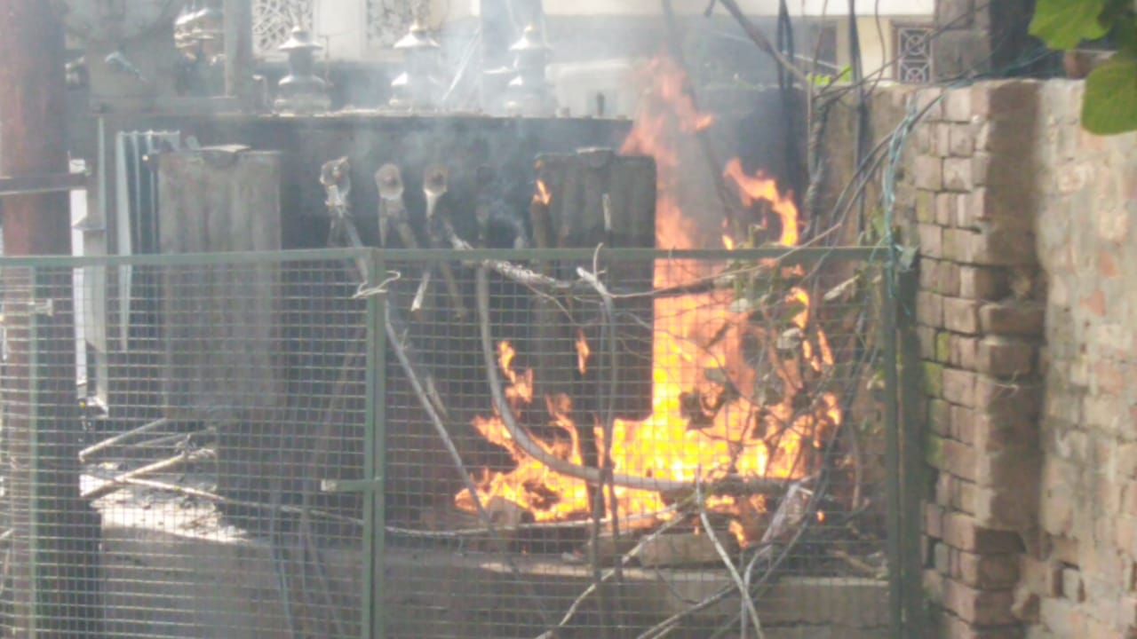 आजमगढ़ : ट्रांसफार्मर में लगी भीषण आग धु धु कर जला ट्रांसफार्मर ,पुरानी सब्जी मंडी क्षेत्र का मामला है काफी मशक्कत के बाद आग पर काबू पाया गया, भीषण गर्मी से ट्रांसफार्मर जलने से लोग परेशान