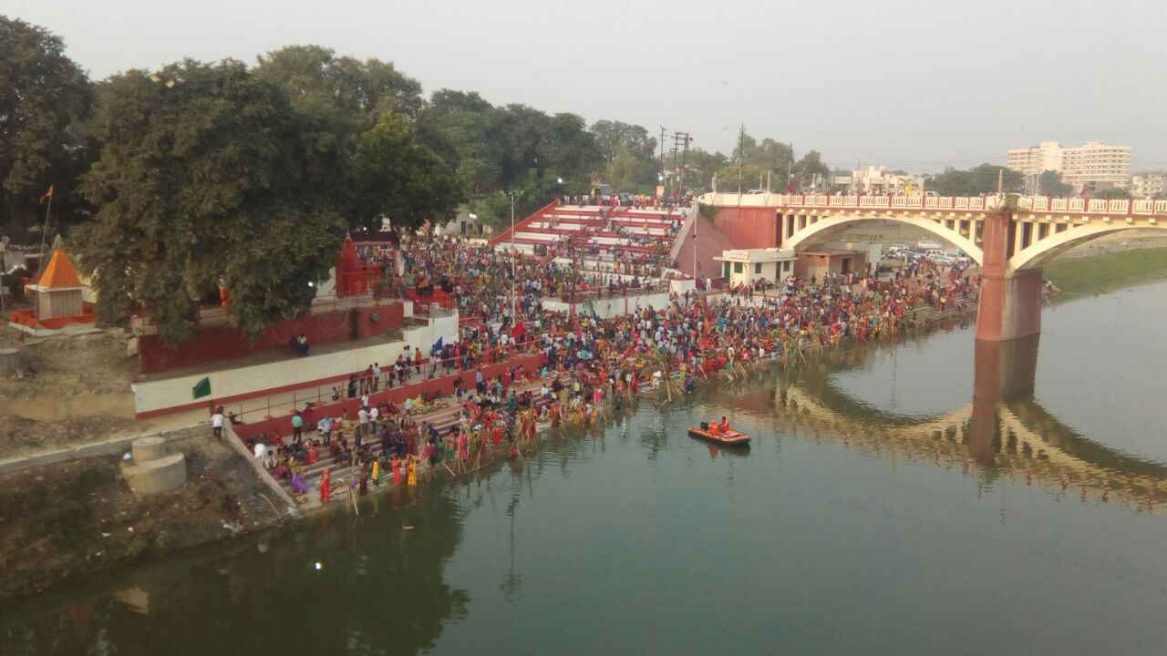 वाराणसी: वरुणापुल पर छठ पूजा के लिए उमड़े श्रद्धालू