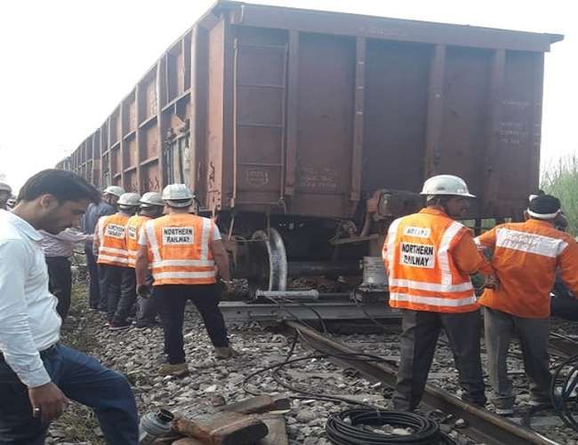 बिजनौर में मालगाड़ी के दो डिब्बे पटरी से उतरे, ट्रैक क्षतिग्रस्त होने से ट्रेन संचालन प्रभावित