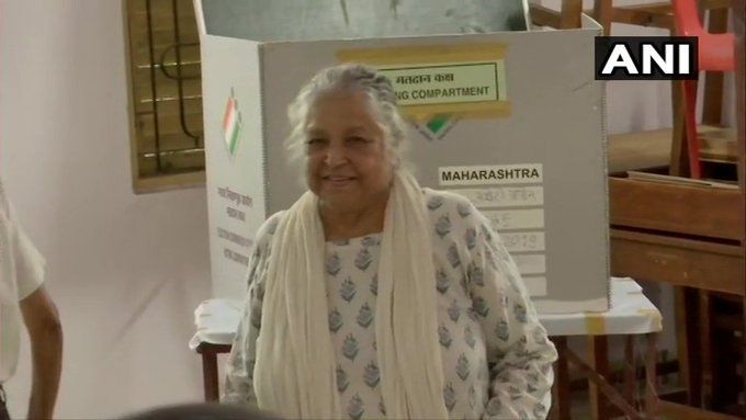 बॉलीवुड की मशहूर अभिनेत्री शुभा खोटे ने अपने मत का इस्तेमाल किया. शुभा खोटे ने अंधेरी पश्चिम विधानसभा क्षेत्र में वोटिंग की.