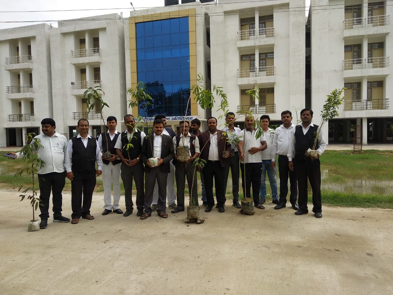 अवध विश्वविद्यालय में स्थापित हुई अधिवक्ता वाटिका अवध विश्वविद्यालय में स्थापित हुई अधिवक्ता वाटिका