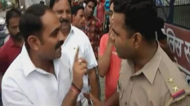 बेटे का चालान काटे जाने पर पुलिस से उलझे बीजेपी नेता बेटे का चालान काटे जाने पर पुलिस से उलझे बीजेपी नेता