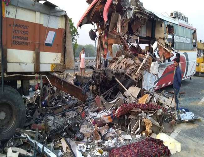 मैनपुरी में बस- ट्रक की टक्कर में सात की मौत