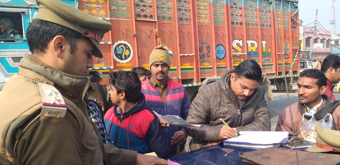 सुबह-सुबह दुपहिया व चार पहिया वाहनों का चेकिंग अभियान चलाया गया