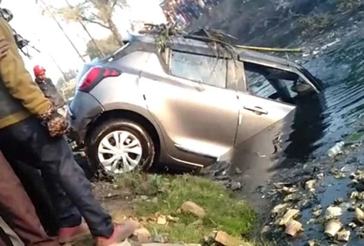 कार अनियंत्रित होकर नाले में पलट गई, तीन लोगों की दर्दनाक मौत