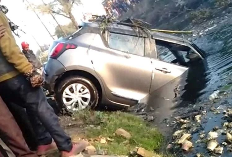 कार अनियंत्रित होकर नाले में पलट गई, तीन लोगों की दर्दनाक मौत कार अनियंत्रित होकर नाले में पलट गई, तीन लोगों की दर्दनाक मौत