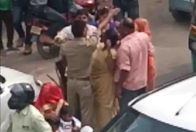 जाम खुलवाने गए सिपाही से महिला ने की बदसलूकी फिर चप्पल से कर दी पिटाई