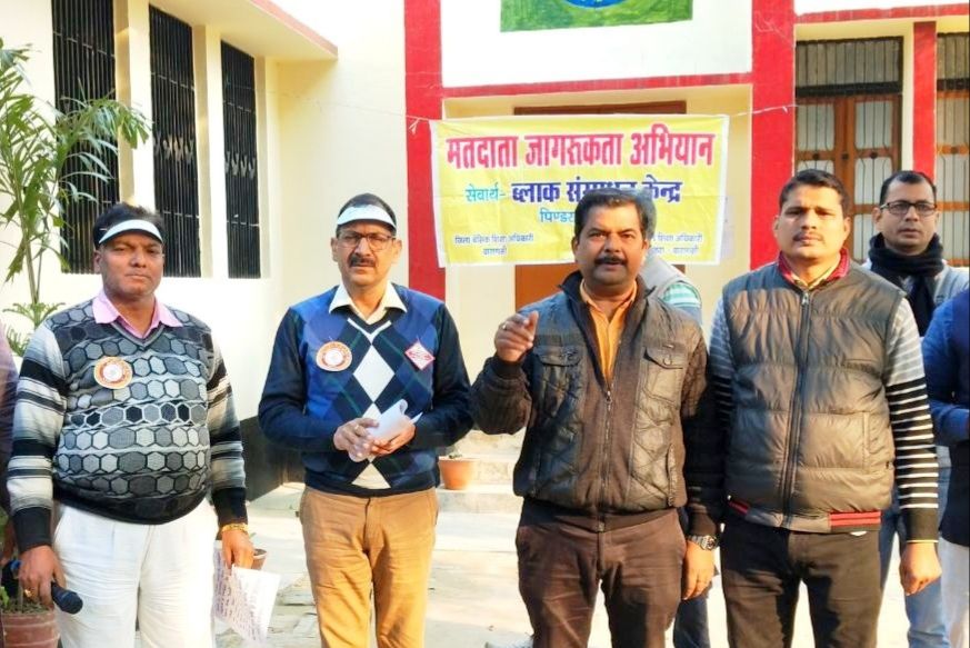 मतदाता दिवस पर  ज्वाइंट मजिस्ट्रेट ने बाटे पहचान पत्र