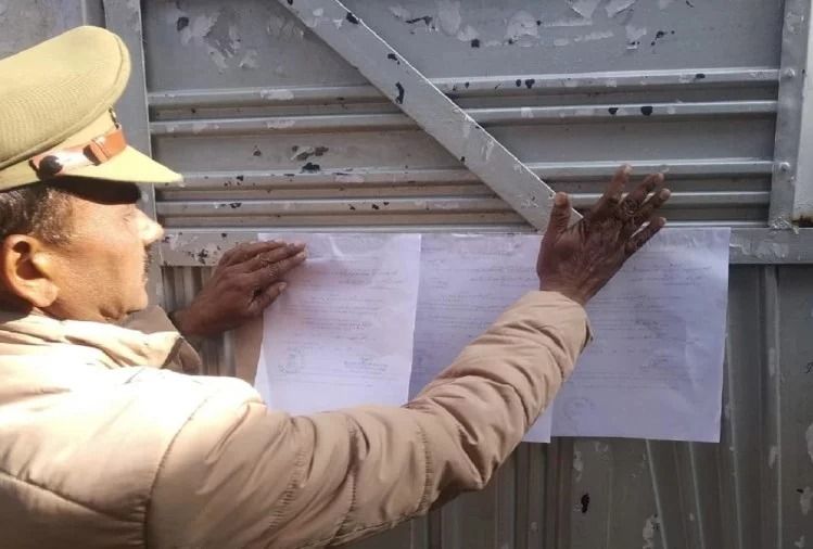 आज़म खां के घर के बाहर पुलिस ने चस्पा किए कुर्की के नोटिस आज़म खां के घर के बाहर पुलिस ने चस्पा किए कुर्की के नोटिस