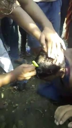 प्रेम संबंध के शक में युवक को पेड़ से बांधकर बेरहमी से पीटा प्रेम संबंध के शक में युवक को पेड़ से बांधकर बेरहमी से पीटा