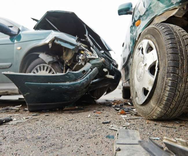 कन्नौज में एक्सप्रेस-वे पर फिर पलटी कार, तीन घायल कन्नौज में एक्सप्रेस-वे पर फिर पलटी कार, तीन घायल