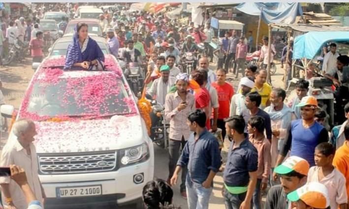 कांग्रेस प्रत्याशी जितिन प्रसाद की पत्नी व बहन ने रोडशो किया