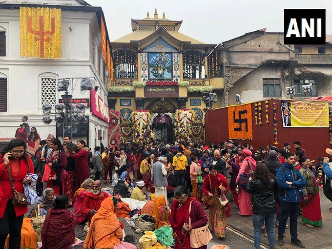 नेपाल: महाशिवरात्रि के अवसर पर बड़ी संख्या में भक्त भगवान शिव की पूजा करने के लिए काठमांडू के पशुपतिनाथ मंदिर में ।