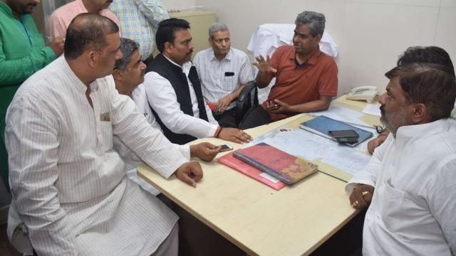 समाजवादी पार्टी का जांच दल पहुंचा हैलट, हंगामा