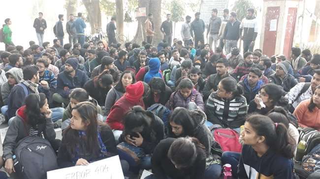 BHU  सृष्टि-2020 के लिए नहीं मिली सुविधा तो धरने पर बैठे छात्र