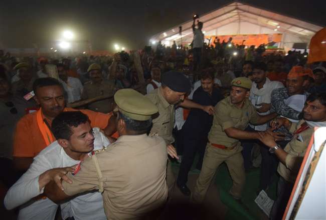 पीएम मोदी को छात्र अंकित यादव ने दिखाया काला झंडा, भीड़ ने जमकर पीटा पीएम मोदी को छात्र अंकित यादव ने दिखाया काला झंडा, भीड़ ने जमकर पीटा