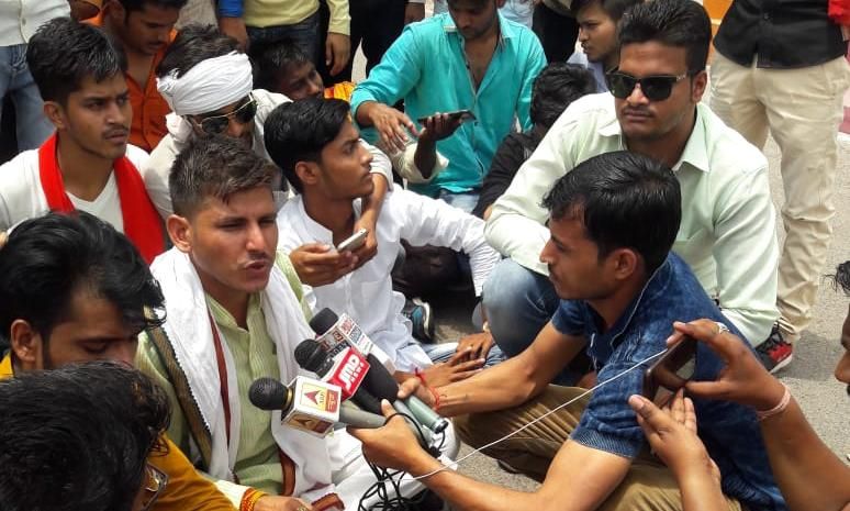 झांसी - शिवपाल सिंह यादव युवा वाहिनी उ0 प्र0 के प्रदेश अध्यक्ष स्वदेश यादव बुन्देलखण्ड विश्वविधालय झांसी में छात्रों का गलत मूल्यांकन के विरोध में प्रदर्शन कर धरने पर बैठे।