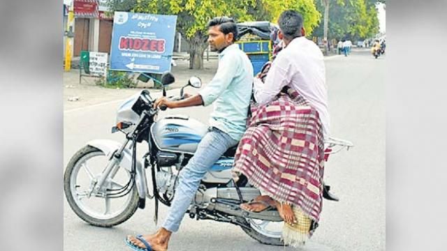 अमरोहा :अस्पताल ने नहीं दी एंबुलेंस, बाइक पर शव रखकर भटकते रहे परिजन अमरोहा :अस्पताल ने नहीं दी एंबुलेंस, बाइक पर शव रखकर भटकते रहे परिजन