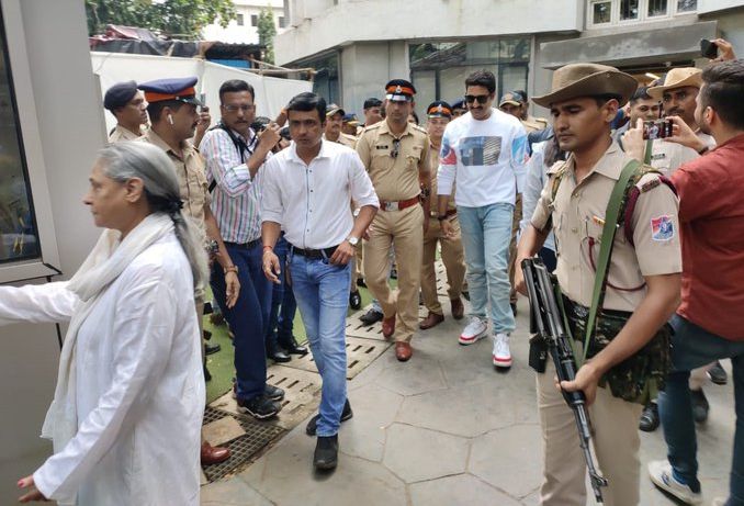 जया बच्चन, अभिषेक बच्चन और ऐश्वर्या राय बच्चन ने मुंबई के जुहू में एक मतदान केंद्र पर अपना वोट डाला।